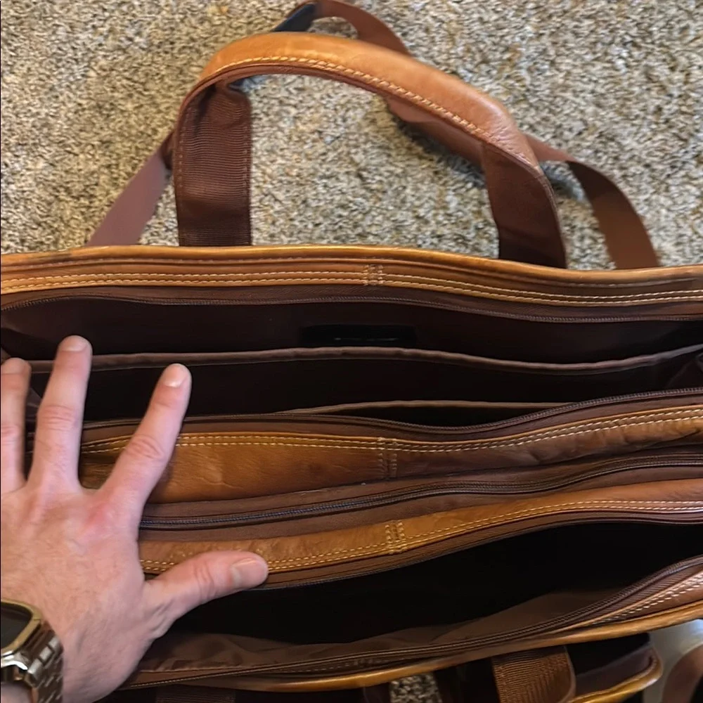 Brown Messenger Bag with Vintage Design and Adjustable Strap